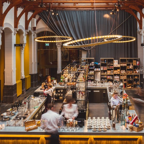 Groepen in het Grand Café van Post-Plaza Leeuwarden